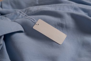 Lacivert kumaş üzerine giysi etiketi. Moda markası modeli, kapat, üst görünüm, metin için boşluk kopyala