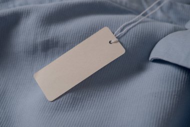 Lacivert kumaş üzerine giysi etiketi. Moda markası modeli, kapat, üst görünüm, metin için boşluk kopyala