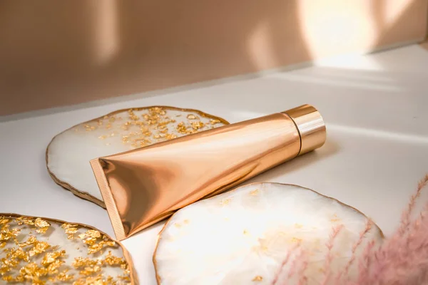 Tubo Cosmético Dourado Luz Fundo Cor Pastel Luzes Sombras Estilo — Fotografia de Stock