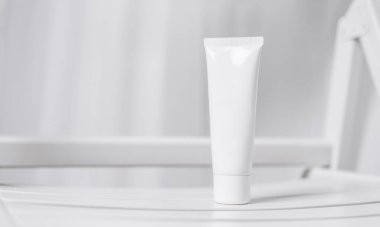 Beyaz arka planda beyaz kozmetik tüp, güzellik ürünü, marka paketi modeli