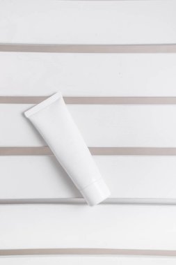 Beyaz arka planda beyaz kozmetik tüp, güzellik ürünü, marka paketi modeli, beyaz üstüne beyaz. Üst görünüm, alanı kopyala