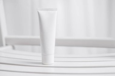 Beyaz arka planda beyaz kozmetik tüp, güzellik ürünü, marka paketi modeli