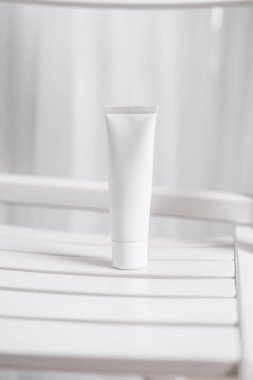 Beyaz arka planda beyaz kozmetik tüp, güzellik ürünü, marka paketi modeli
