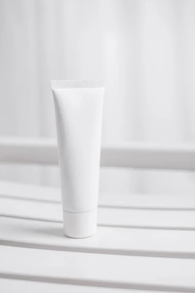 Tabung Kosmetik Putih Pada Latar Belakang Putih Produk Kecantikan Mockup — Stok Foto