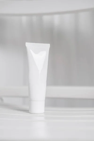 Tabung Kosmetik Putih Pada Latar Belakang Putih Produk Kecantikan Mockup — Stok Foto