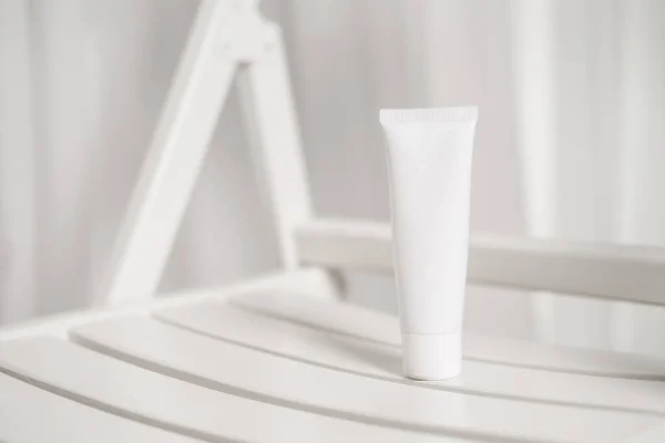 白色背景的白色化妆品管 化妆品 品牌包装模型 — 图库照片