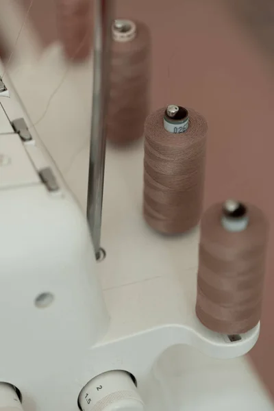 Dikiş Makinesinde Açık Kahverengi Dikiş Ipliği Tarafsız Renkler Tasarımcı Alanı — Stok fotoğraf