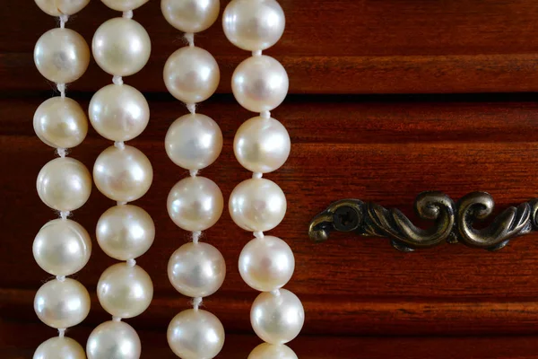 Cofrecito con un collar de perlas de río. Caja de madera, asket para joyas de mujer en forma de una cómoda . — Foto de Stock