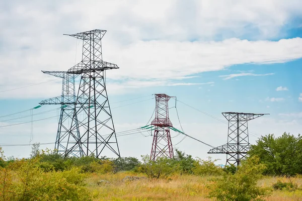 Linie Wysokiego Napięcia Przeciw Błękitne Niebo Obsługuje Linie Energetyczne — Zdjęcie stockowe