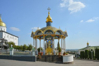 Dini bina, Ortodoks Hıristiyan Katedrali. Yaz sunak içinde kutsal Dormition Pochayiv Lavra, Ukrayna.