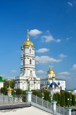 Dinî yapılar, altın kubbe ile Ortodoks Hıristiyan Katedrali. Büyük dini kompleks. Çan Kulesi ve Trinity Katedrali, kutsal Dormition Pochayiv Lavra Ukrayna.