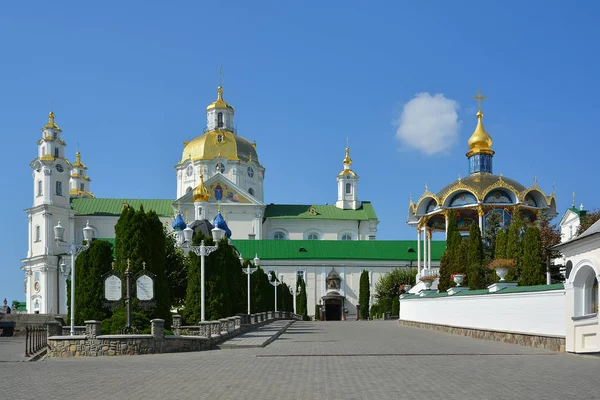 Religiöses Gebäude Und Sommeraltar Orthodoxe Christliche Kathedrale Mit Goldenen Kuppeln — Stockfoto