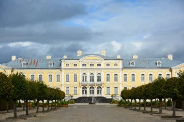 Barok kale süs bahçeli. Rundale Palace Letonya.