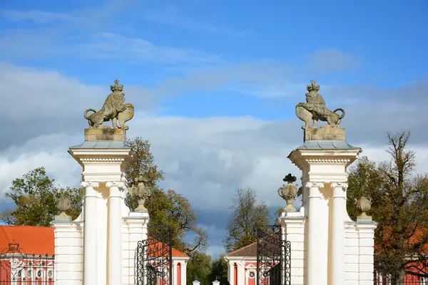 Castillo Barroco Con Jardines Ornamentales Palacio Rundale Letonia — Foto de Stock