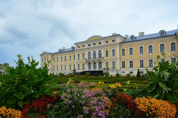 Castillo Barroco Con Jardines Ornamentales Palacio Rundale Letonia — Foto de Stock