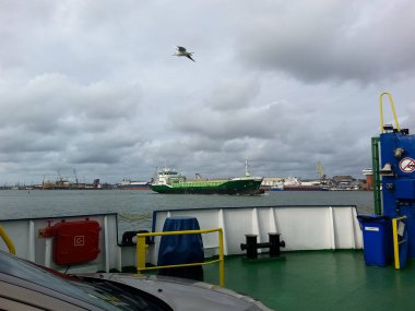 Kursiu Nerija, Curonian Spit Klaipeda için gelen Kurisches Haff arasında feribot. Baltık kıyısında deniz manzarası.