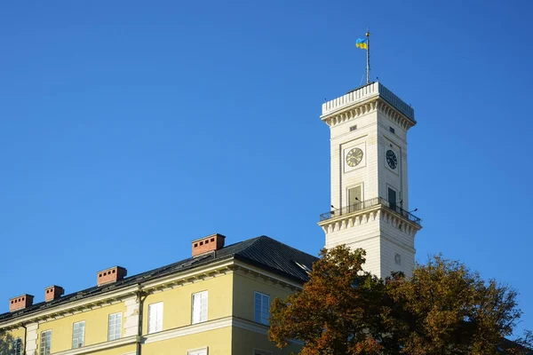 Torre Del Ayuntamiento Con Bandera Nacional Ucrania Plaza Rynok Lviv — Foto de Stock