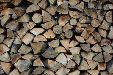 Yakacak odun depolama için yığılmış. Odun deposu. Yakıt olarak odun yakılan.