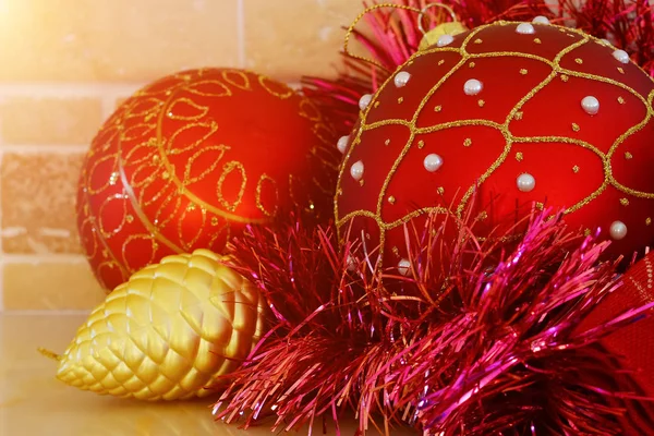 Decorazioni Natale Capodanno Palline Rosse Dorate Natale Sul Caminetto — Foto Stock