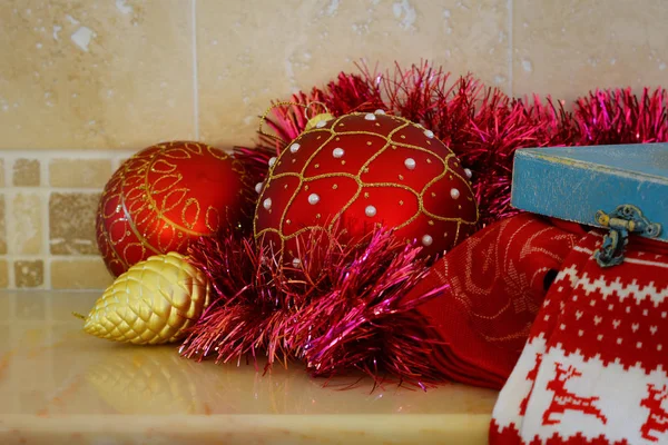 Decorações Natal Ano Novo Bolas Vermelhas Douradas Natal Caixa Presente — Fotografia de Stock