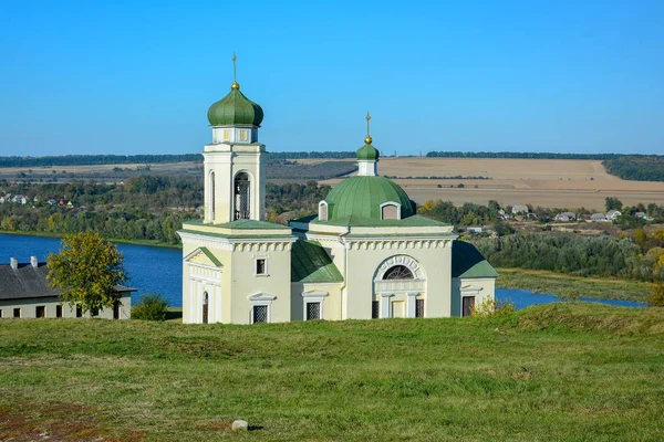 Edificio Religioso Catedral Ortodoxa Cristiana Con Cúpulas Verdes Iglesia San — Foto de Stock