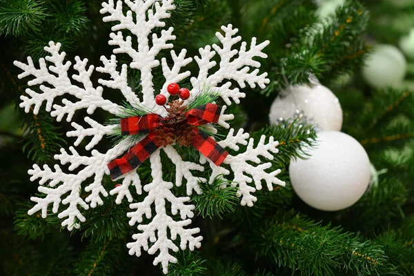 Διακοσμήσεις Χριστουγέννων Και Πρωτοχρονιάς Νιφάδες Χιονιού Και Διακοσμητικές Μπάλες Για — Φωτογραφία Αρχείου