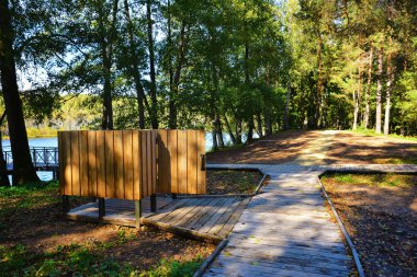 Ahşap beach vestiyer lake yakınlarında orman park rekreasyon alanında. Sonbahar günü.