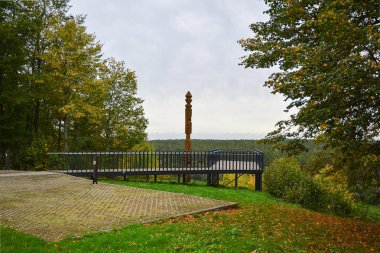 Sonbahar manzara serin, bulutlu gün. Gözlem güvertesinde orman ve Neman Nehri'nde, Litvanya.