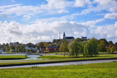 Eğlence için donanımlı altyapısıyla lake yakınındaki şehir setin. Quay Lake Mastis ve Telsiai, Litvanya'nın görünümünü.
