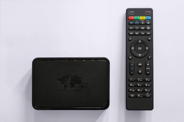 IPTV kutu ve uzaktan kumanda. Televizyon üzerinden Internet, multimedya oynatıcı ve kontrol paneli görüntülemek için Modern çoklu ortam aygıtı.