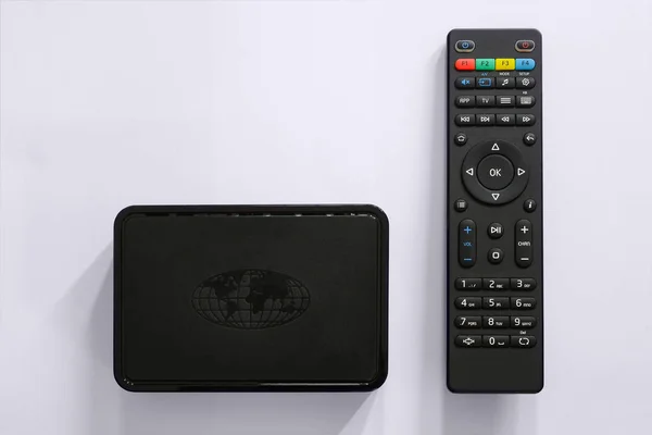IPTV kutu ve uzaktan kumanda. Televizyon üzerinden Internet, multimedya oynatıcı ve kontrol paneli görüntülemek için Modern çoklu ortam aygıtı.