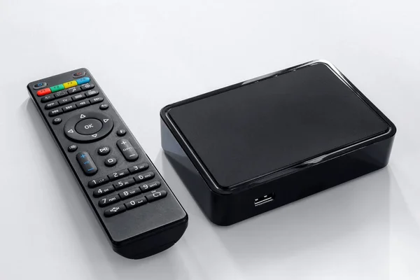 Iptv Box Und Fernbedienung Modernes Multimedia Gerät Für Die Wiedergabe — Stockfoto