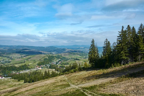 Dağ manzarası, sonbahar güneşli sabahı. Karpat Dağları, — Stok fotoğraf