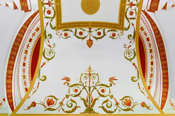 Pintura sobre yeso, adorno de flores en el techo. Fresco decorativo en el interior . — Foto de Stock