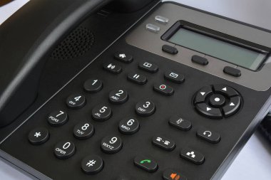 Ekran ve düğmeler ile telefon seti. Ip-telefon için modern telefon.