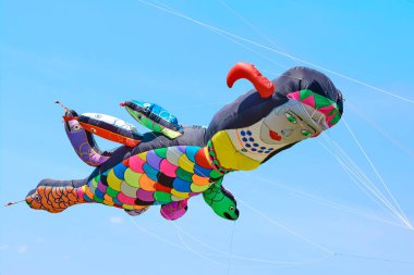 Uçurtma uçak rüzgar gücü ile kaldırılır. Uçurtma festivali.