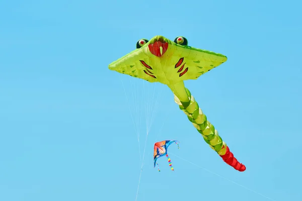 Le cerf-volant est un avion soulevé par l'énergie éolienne. Festival de cerfs-volants . — Photo