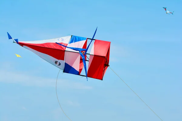 Kite is vliegtuigen opgeheven door windkracht. Kite Festival. — Stockfoto