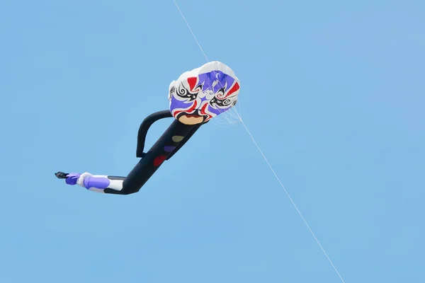 Kite é uma aeronave levantada pela energia eólica. Festival de pipa . — Fotografia de Stock