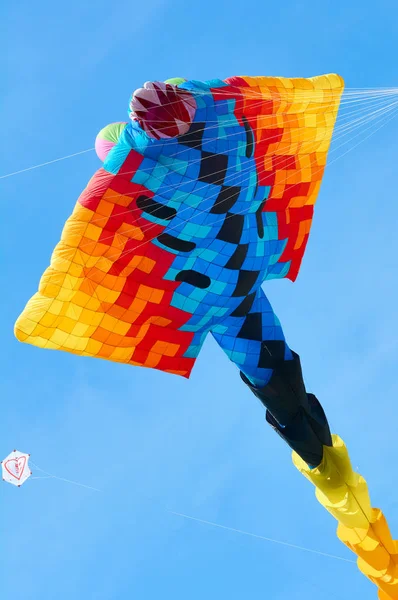 Trykhaty, région de Mykolaiv, Ukraine - 18 mai 2019 : Kitefest, Tryhutty International Kite Festival 2019 dans le village Trykhaty, Ukraine. Kitefest annuel . — Photo