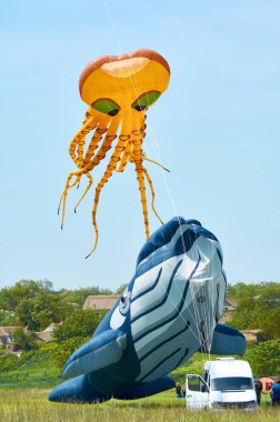 Trykhaty, Mykolaiv bölgesi, Ukrayna - 18 Mayıs 2019: Kitefest, Tryhutty Uluslararası Uçurtma Festivali 2019 Trykhaty, Ukrayna. Yıllık kitefest.