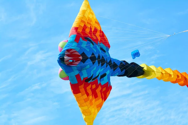 Trykhaty, región de Mykolaiv, Ucrania - 18 de mayo de 2019: Kitefest, Tryhutty International Kite Festival 2019 in the village Trykhaty, Ukraine. Kitefest anual . — Foto de Stock