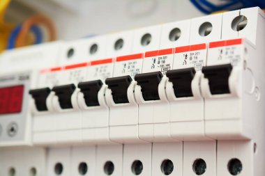 Sigorta kutusu, güç kaynağı devre kesiciler. Elektrik otomatik voltaj panosu. Kontrol paneli elektrik anahtarları ev elektrik ağı.