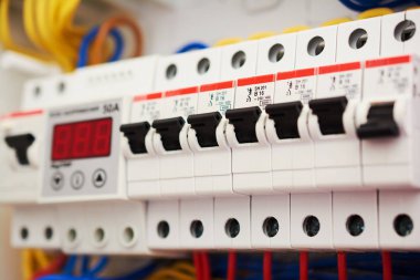 Sigorta kutusu, güç kaynağı devre kesiciler. Elektrik otomatik voltaj panosu. Kontrol paneli elektrik anahtarları ev elektrik ağı.