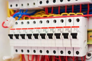 Sigorta kutusu, güç kaynağı devre kesiciler. Elektrik otomatik voltaj panosu. Kontrol paneli elektrik anahtarları ev elektrik ağı.