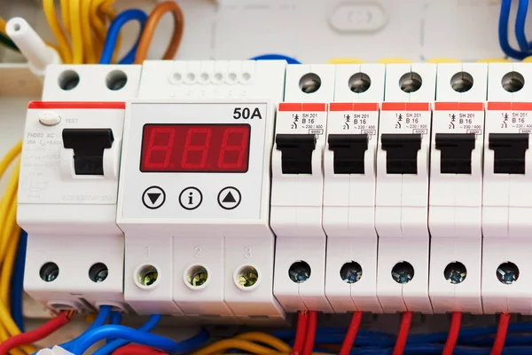 Sigorta kutusu, güç kaynağı devre kesiciler. Elektrik otomatik voltaj panosu. Kontrol paneli elektrik anahtarları ev elektrik ağı.