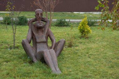 Bahçede aşıkların heykeli. Aşk teması üzerine Kurulum, kalpleri sevenlerin parkta düğün, Dobroslav, Ukrayna.