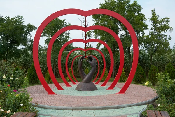Alyanslı el bahçe heykeli. Aşk teması üzerine Kurulum, kalpleri sevenlerin parkta düğün, Dobroslav, Ukrayna.