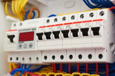 Sigorta kutusu, güç kaynağı devre kesiciler. Elektrik otomatik voltaj panosu. Kontrol paneli elektrik anahtarları ev elektrik ağı.