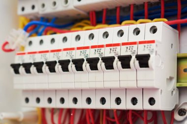 Sigorta kutusu, güç kaynağı devre kesiciler. Elektrik otomatik voltaj panosu. Kontrol paneli elektrik anahtarları ev elektrik ağı.